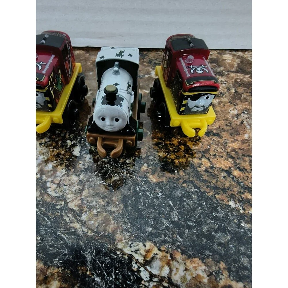 Lot Of 10 Thomas The Train And Friends Engines Cars Magnetic & Connector Toys